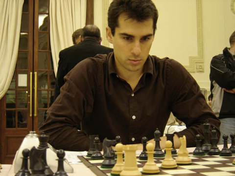 http://es.chessbase.com/portals/0/files/images/2008/CarlosIlardo/CampeonatoArgentinoSuperior2008/000%20012%20Fernando%20Peralta.JPG