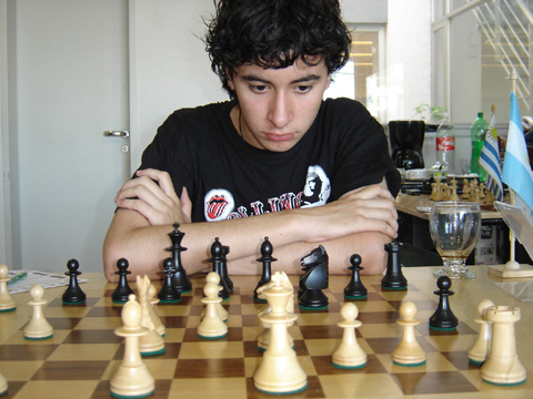 http://es.chessbase.com/portals/0/files/images/2008/CarlosIlardo/MartelliEnero2008/FOTO%2009%20NICOLAS%20MAYORGA.JPG