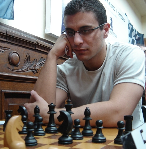 http://es.chessbase.com/portals/0/files/images/2009/CarlosIlardo09/ClubArgentinoSep09/FOTO%20014%20El%20MI%20Lucas%20Liascovich.JPG