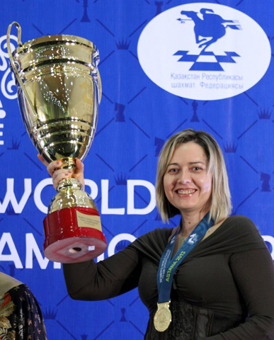 Natalia Zhukova con el trofeo 