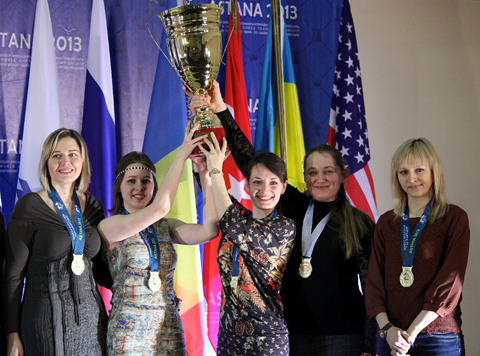 El equipo femenino con el trofeo de las Campeonas del Mundo