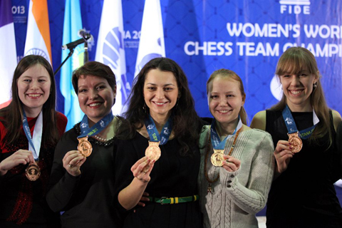 Las rusas ensenando sus medallas de bronce