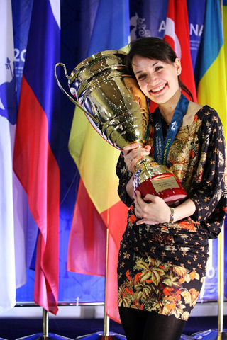 Kateryna Lagno posando con el trofeo