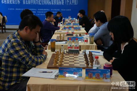 Hou Yifan (dcha.) participando en el Campeonato Absoluto