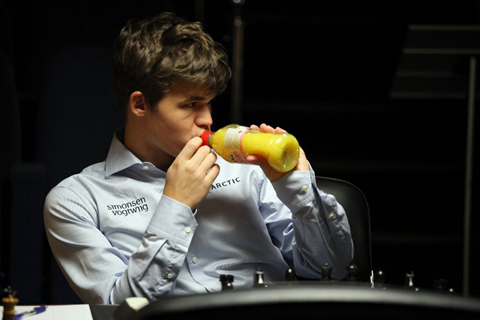 Magnus Carlsen dopandose con zumo de naranja