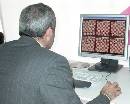 Kasparov siguiendo las partidas de la elite mundial en Playchess.com