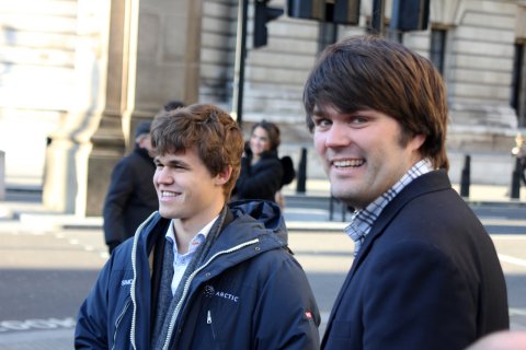 Magnus Carlsen con su entrenador, Peter Heine Nielsen