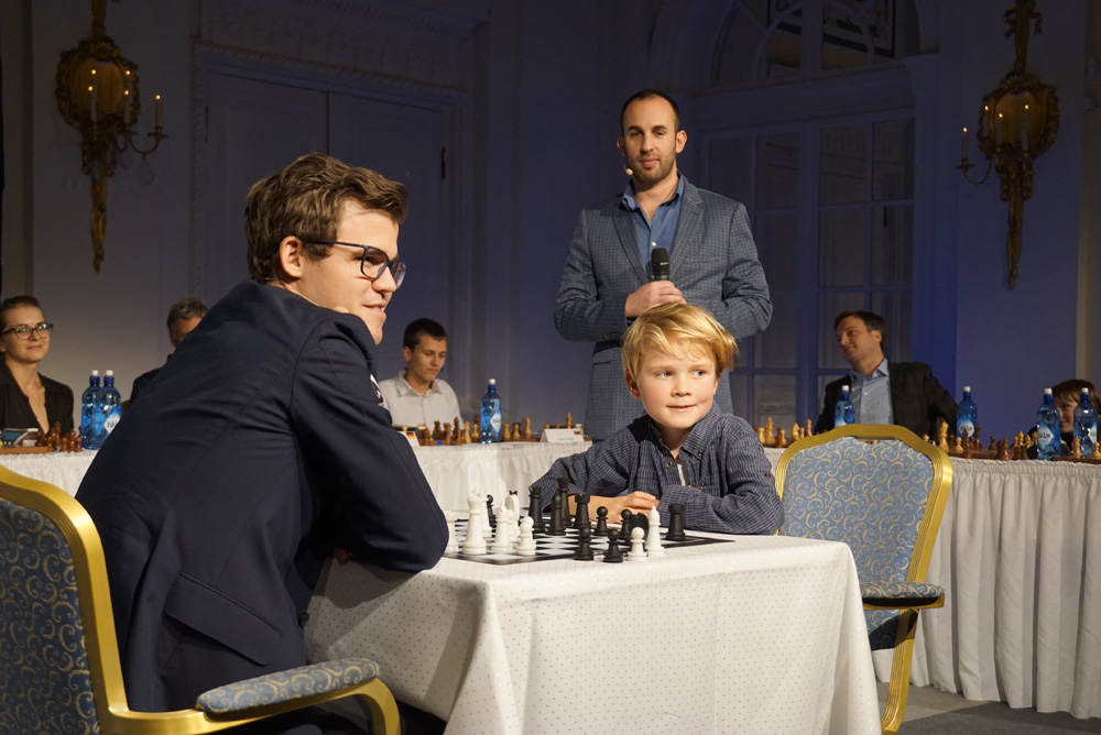 Magnus Carlsen y Arthur Krüger analizando la partida después | Foto: Nadja Wittmann