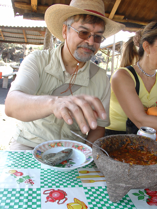 Comiendo chiles en la excursión por la zona del Paricutín