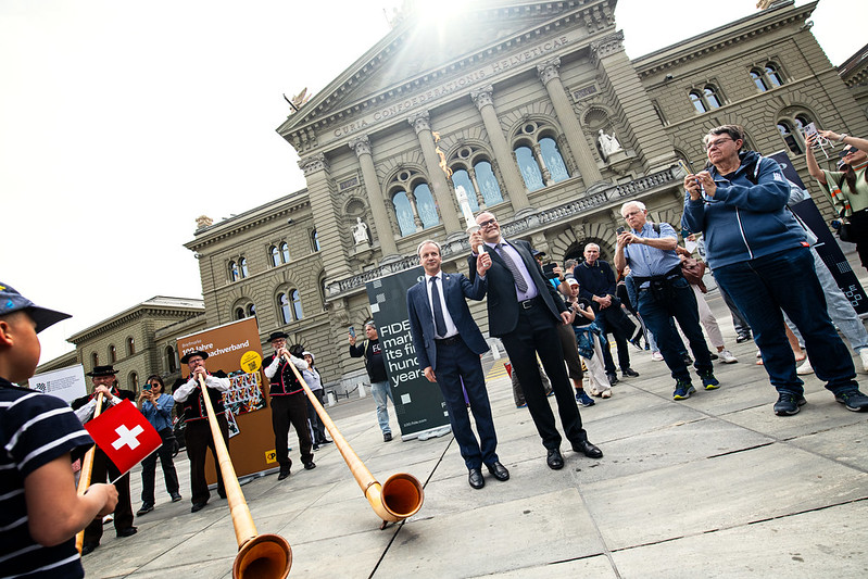 El presidente de la FIDE y André Vögtlin trayendo la antorcha | Foto: Stev Bonhage