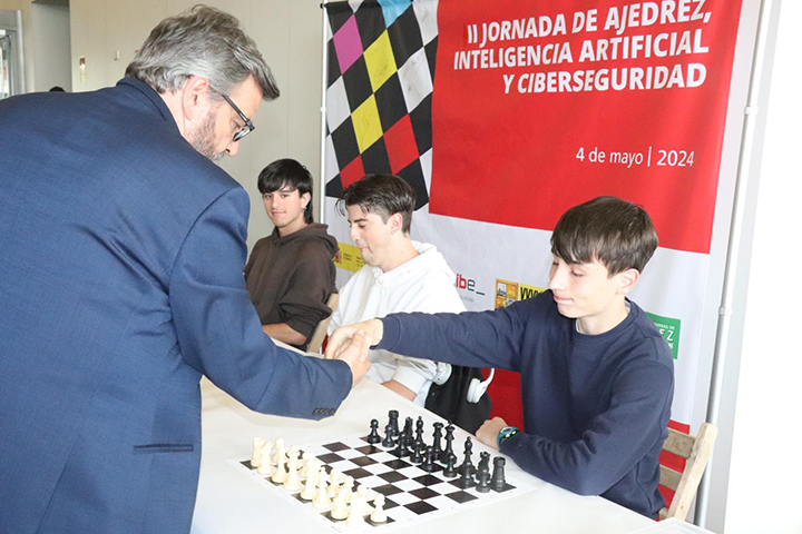 Marcelino Sión dando  una exhibición de partidas simultáneas en León | Foto: Luque
