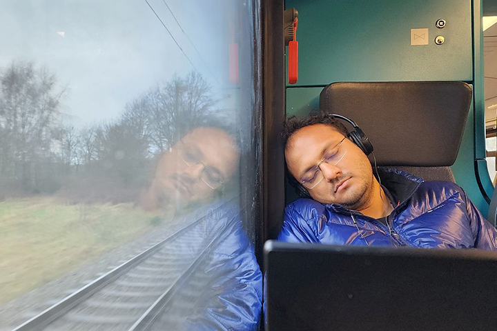 Sagar Shah durmiendo la siesta ferrocarril