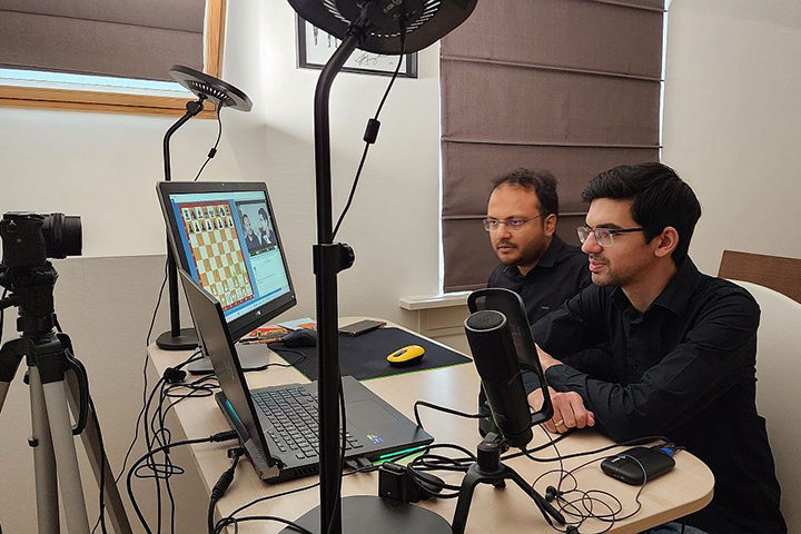 Anish Giri y Sagar Shah grabando un cursillo Fritztrainer para ChessBase 