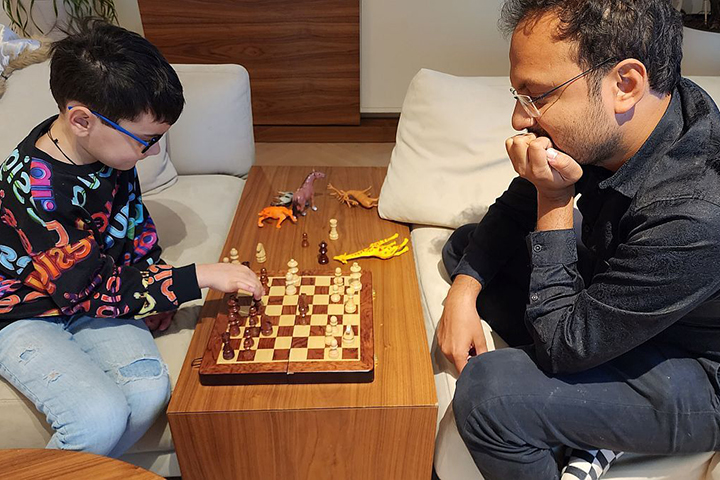 Danna y Sagar jugando al ajedrez 