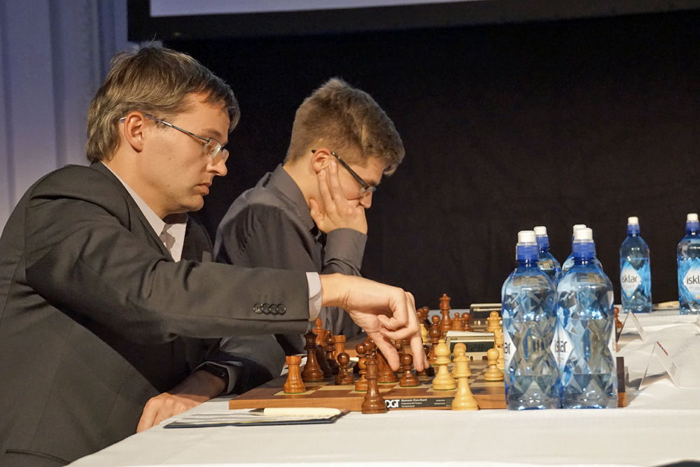 Rolf Bjarne Kvinke y Denny Lawrenz aguantaron bastante tiempo contra Magnus Carlsen | Foto: Nadja Wittmann