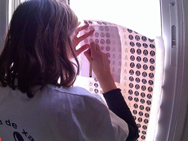 Alba Piay, monitora de Escola Xadrez Pontevedra mostrando una de las técnicas de elaboración piezas