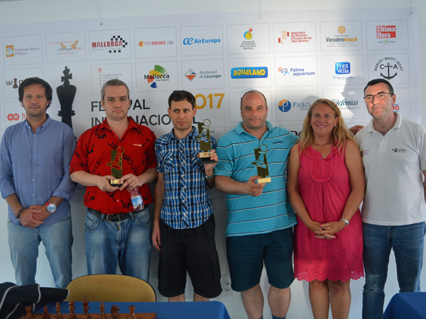 Los campeones del torneo de ajedrez relámpago