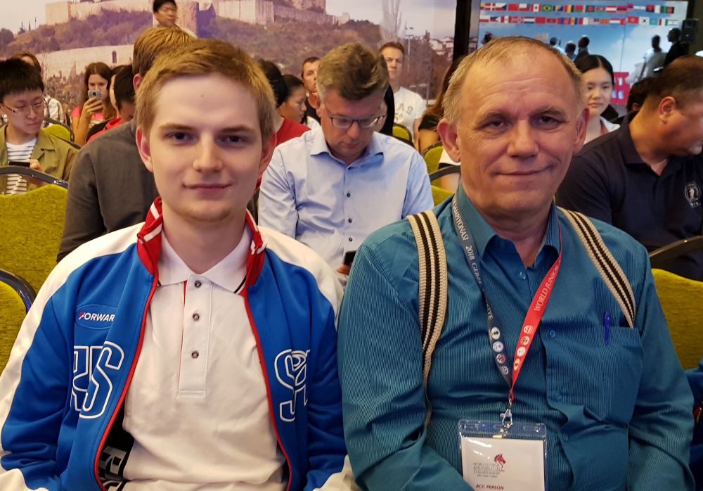 ergei Lobanov con su entrenador Valeriy Loginov | Foto: Amruta Mokal