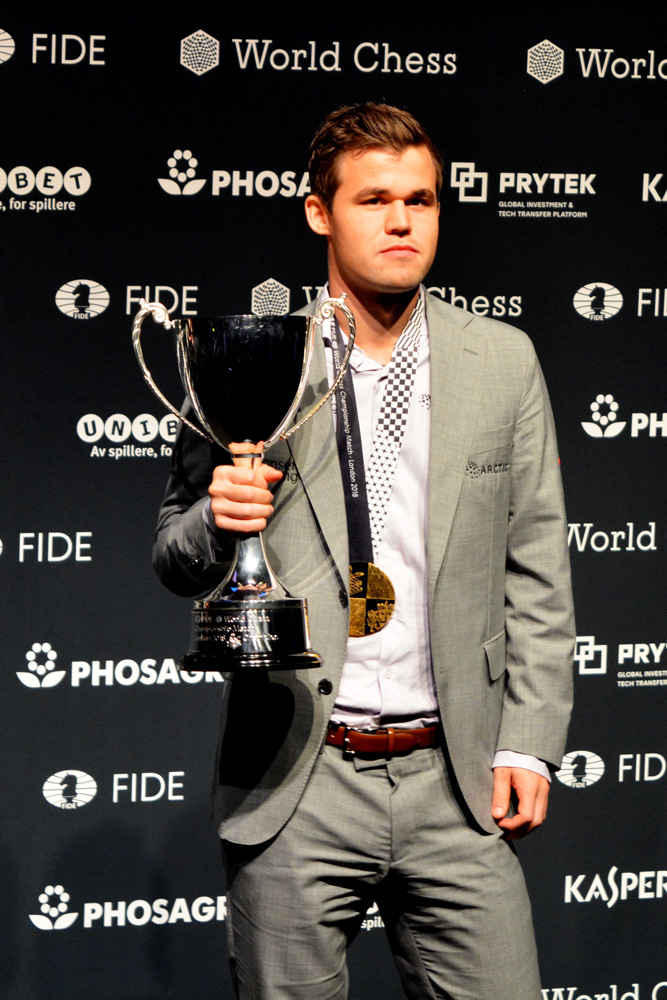 Carlsen venceu o Campeonato Mundial de Blitz e Assaubayeva defendeu o  título no feminino 