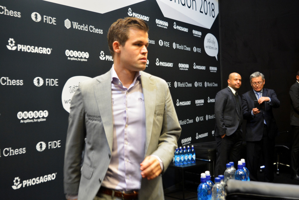Magnus Carlsen llegando a la sala de juego | Foto: Patricia Claros