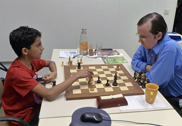 Nihal Sarin y Karsten Müller analizando juntos | Foto: ChessBase