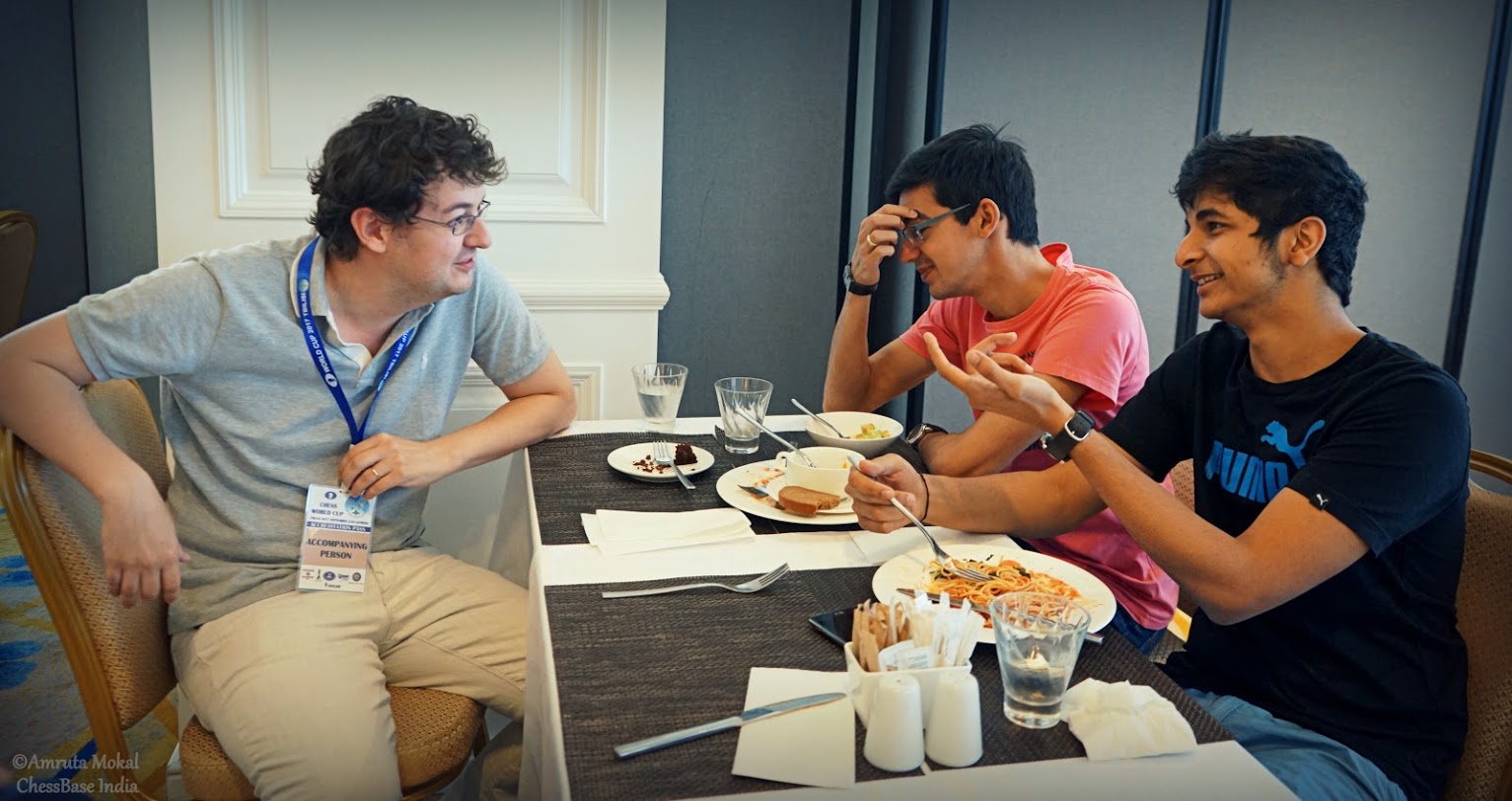 Erwin l'Ami cenando con Vidit Gujrathi y Anish Giri | Foto: Amruta Mokal (ChessBase India) 