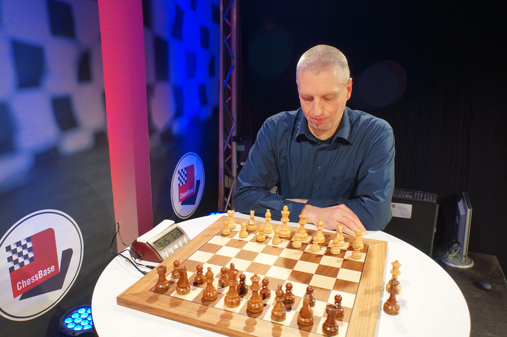 Mathias Feist sentado frente al tablero | Foto: Nadja Wittmann (ChessBase)