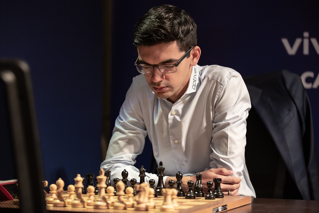 La fortuna sonríe a Carlsen y se clasifica para la final