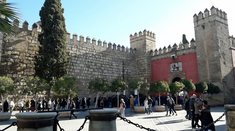 Entrada con cola de turistas a los Alcázares