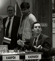 Garry Kasparov en Linares con Luis Rentero y Vishy Anand de fondo