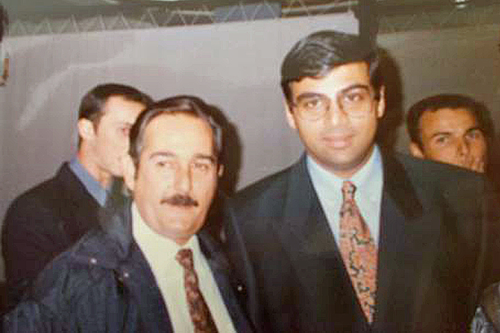 Romelio Milián González junto a Vishy Anand en Linares 2002