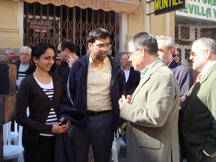 Rafa Andarias con Aruna y Vishy Anand en Linares 2008