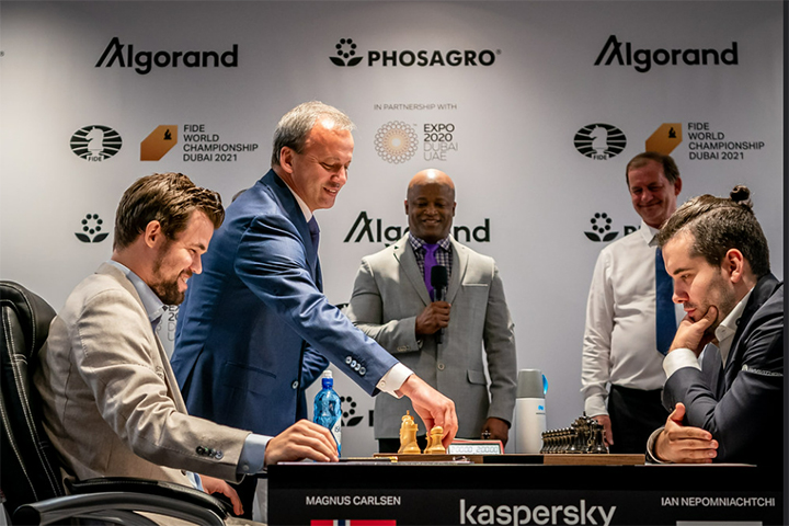El saque de honor a cargo del presidente de la FIDE, Arkdady  Dvorkovich | Foto: Eric Rosen