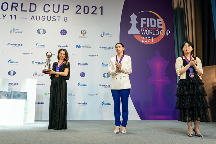 Las tres campeonas: Alexandra Kosteniuk, Aleksandra Goryachkina y Tan Zhongyi | Foto: Eric Rosen