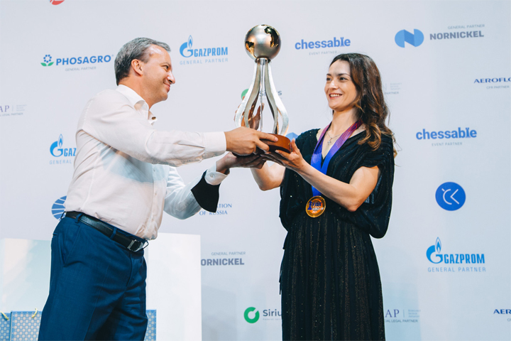 Alexandra Kosteniuk recibiendo el trofeo | Foto: Anastasiia Korolkova