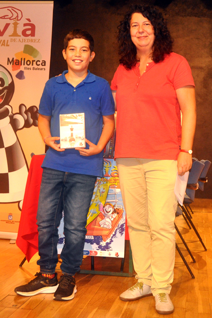 El mejor jugador sub-12, Pau Mark, con Mónica Calzetta  | Foto: Festival de Ajedrez de Calvià 2022