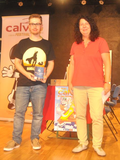 El subcampeón, Oliver Stubbs con Mónica Calzetta | Foto: Festival de Ajedrez de Calvià 2022