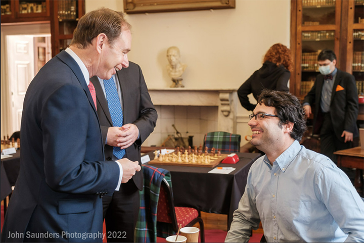 Sir David Steel charlando con Sabino Brunello | Foto: John Saunders
