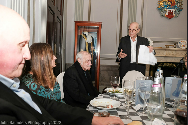 Leontxo García, Jennifer Ballentine y Sir Bossano escuchando el discurso de Brian Callaghan | Foto: John Saunders