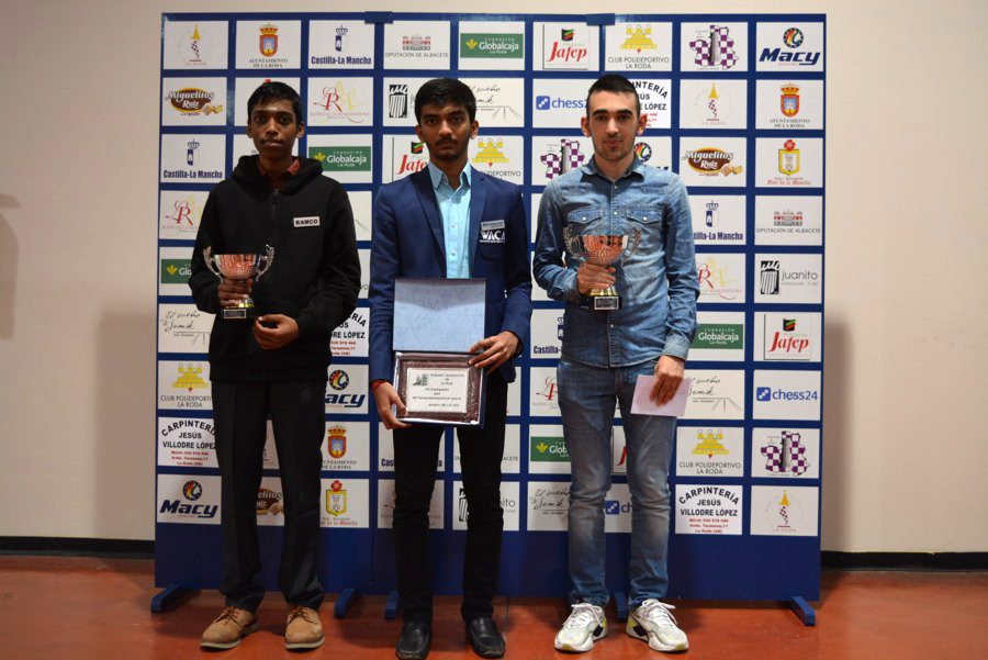 Praggnanandhaa (tercero), Gukesh (campeón) y Martirosyan (subcampeón)