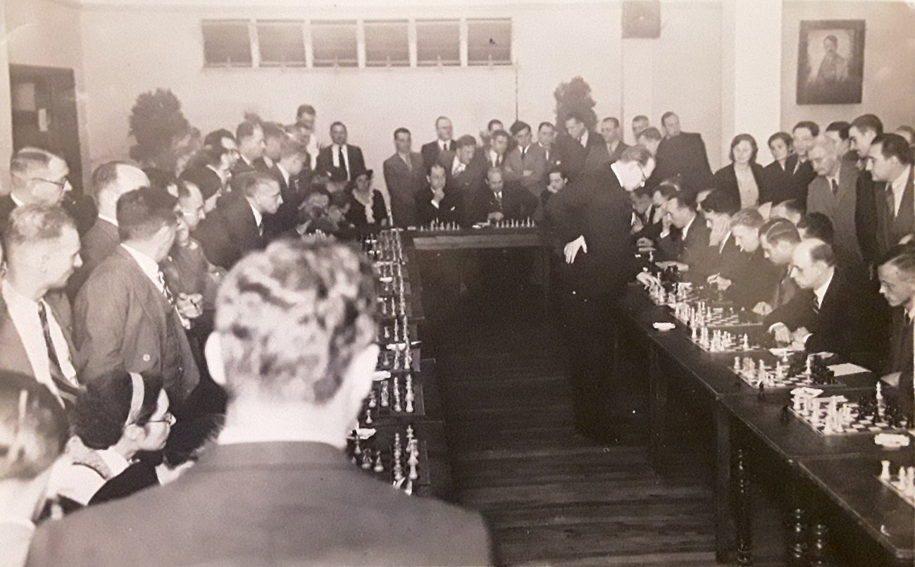 Alekhine frente a 25 simultaneístas en el Club Belgrano, el 29 de marzo de 1938