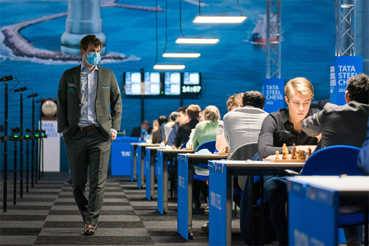 Magnus Carlsen viendo las partidas del grupo Challengers | Foto: Lennart Ootes