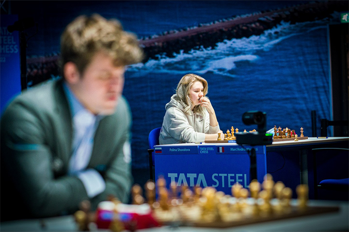Polina Shuvalova en un segundo plano | Foto: Lennart Ootes (Tata Steel Chess Tournament 2022)