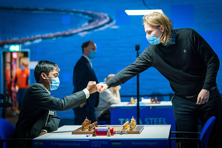 Pragg y Rapport saludándose | Foto: Lennart Ootes (Tata Steel Chess Tournament 2022)