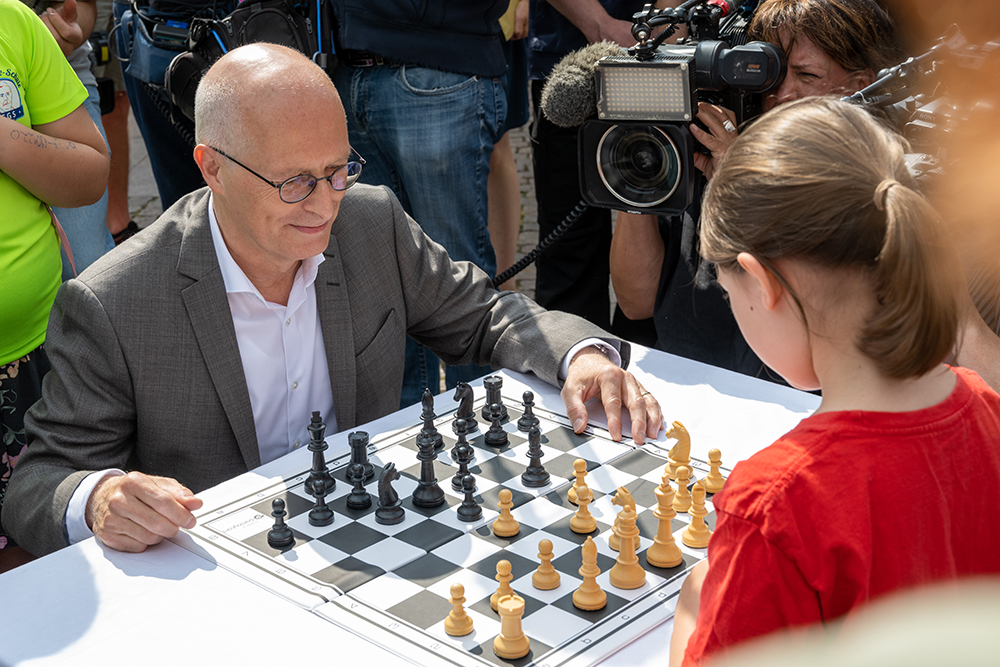 Peter Tschenscher weiß genau, was er da tut. Er hat während der Schulzeit selbst gern Schach gespielt. 
