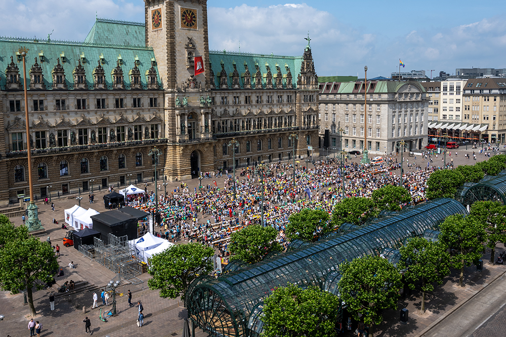 Blick von oben auf den Rathausmarkt mit dem Hamburger Rathaus im Hintergrund 