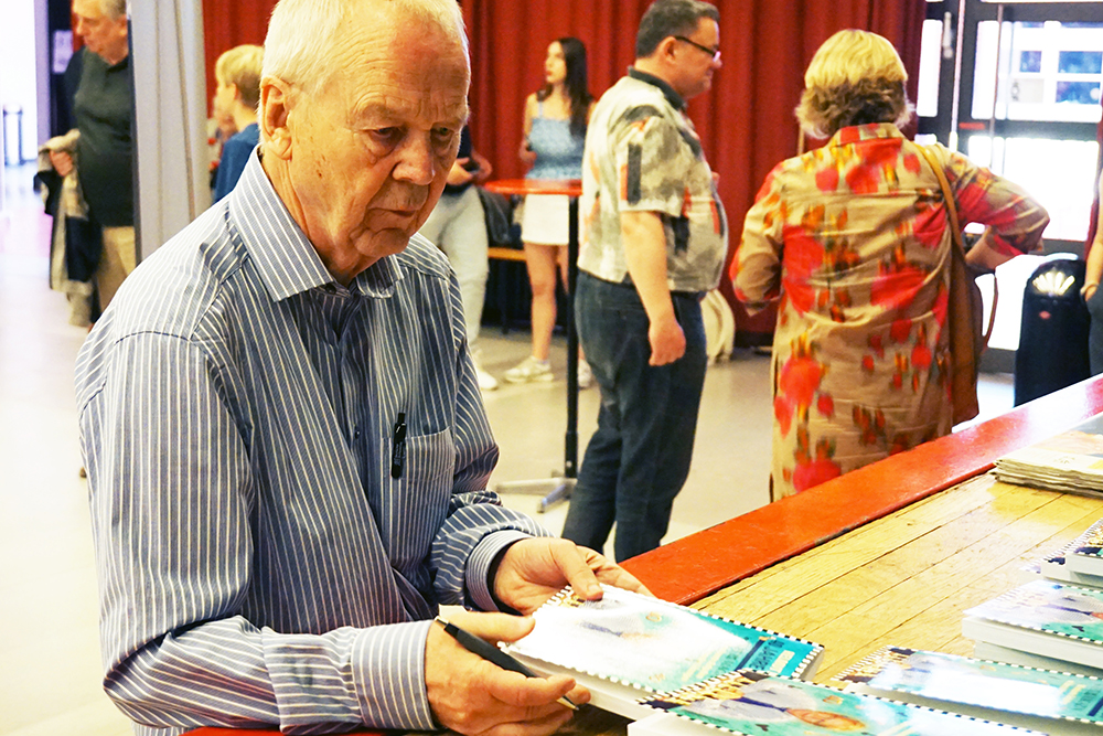Dr. Helmut Pfleger beim Signieren seines Buches | Foto: Nadja Wittmann (ChessBase)