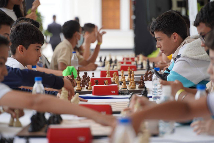 Niños y jóvenes venezolanos jugando al ajedrez