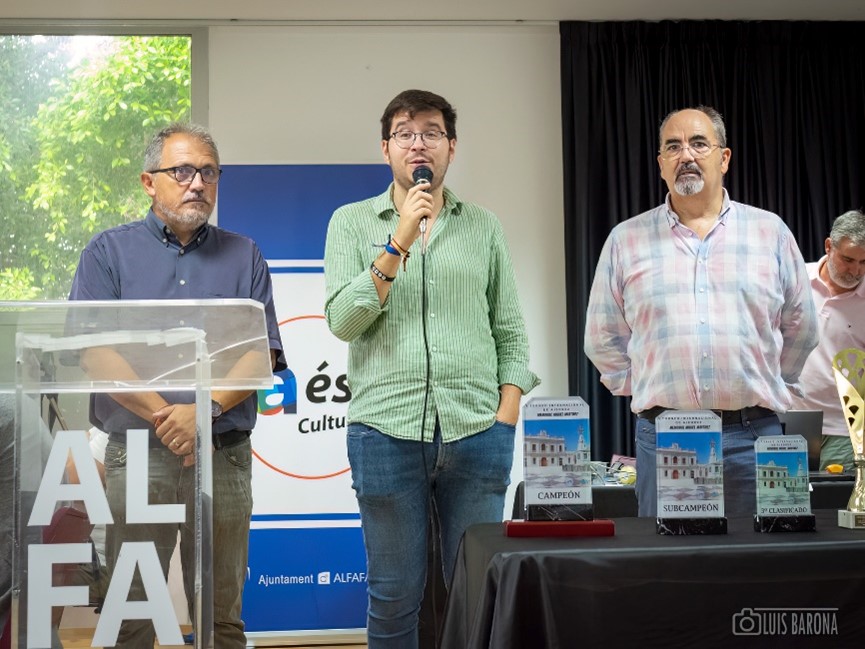 El concejal de Cultura y Fiestas, Carles Muñoz Sanjuán y el presidente de la Federación de ajedrez de la Comunidad Valenciana, Emilio González Gómez.
