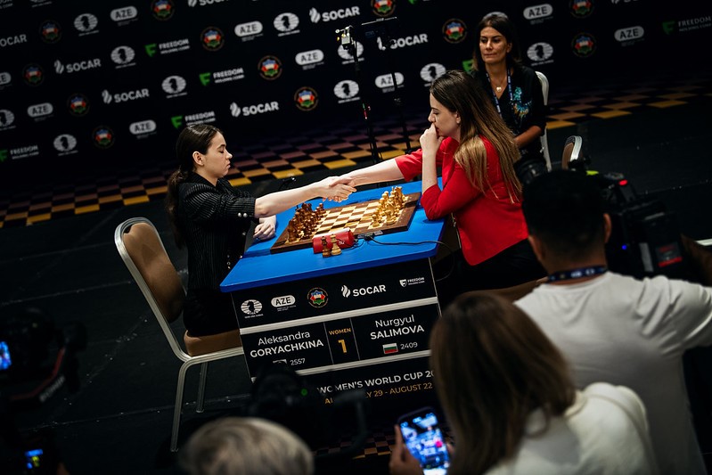 El apretón de mano al comienzo de la partida | Foto: FIDE